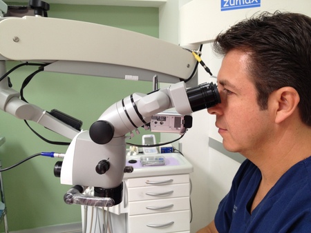 Root canal specialist in Mexico using microscopic root canal therapy